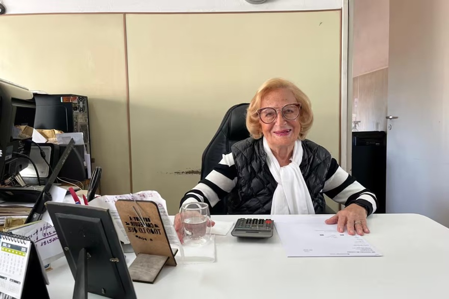 Tiene 100 años, todavía trabaja y cuenta el secreto de la felicidad